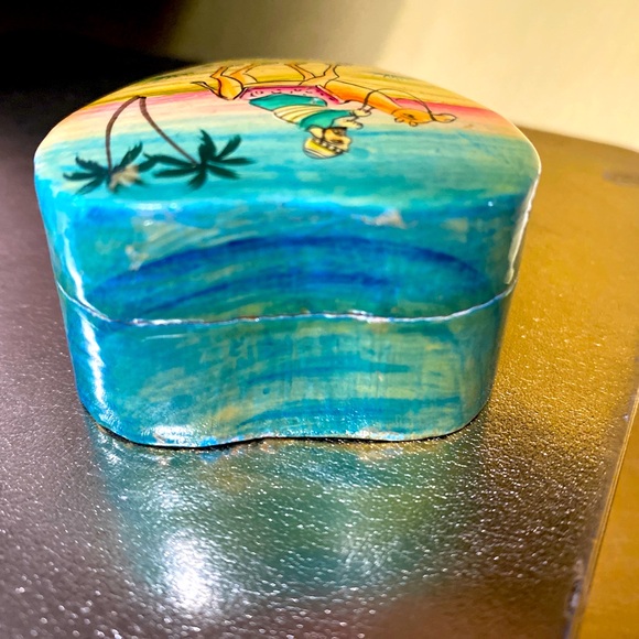 VINTAGE UNIQUE MEDITERRANEAN CAMEL & RIDER DESERT SCENE HEART SHAPED TRINKET BOX - Picture 6 of 10